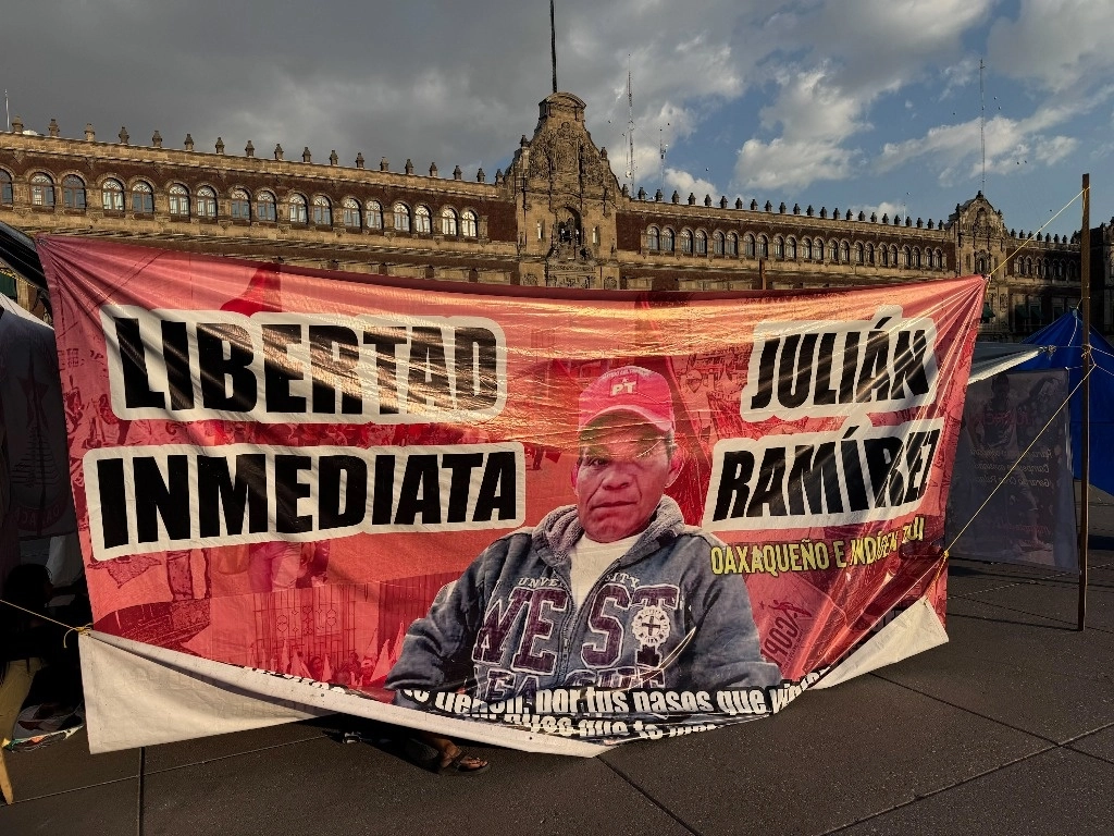Indígenas y campesinos del estado de Oaxaca. Instalaron un campamento frente a palacio Nacional, en la plancha del Zócalo, este 12 de febrero del 2025. Victor Camacho/ La Jornada