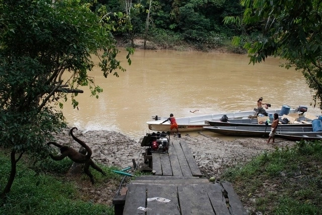 Indígenas ecuatorianos a orillas del río Cononaco, en la Amazonia. Foto Afp / Archivo