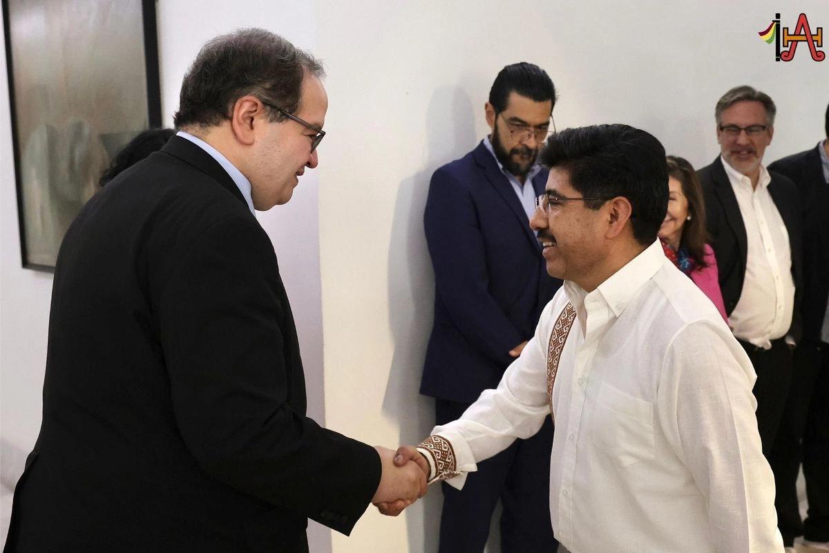 El rector de la UNAM, Leonardo Lomelí y el presidente de la SCJN, Hugo Aguilar Ortiz, se saludan antes de participar en el diplomado. Foto