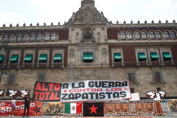 El Congreso Nacional Indígena (CNI) lleva a cabo un plantón para manifestarse por el alto a la guerra contra los pueblos zapatistas, frente a Palacio Nacional, el 15 de julio de 2023. Foto Víctor Camacho




