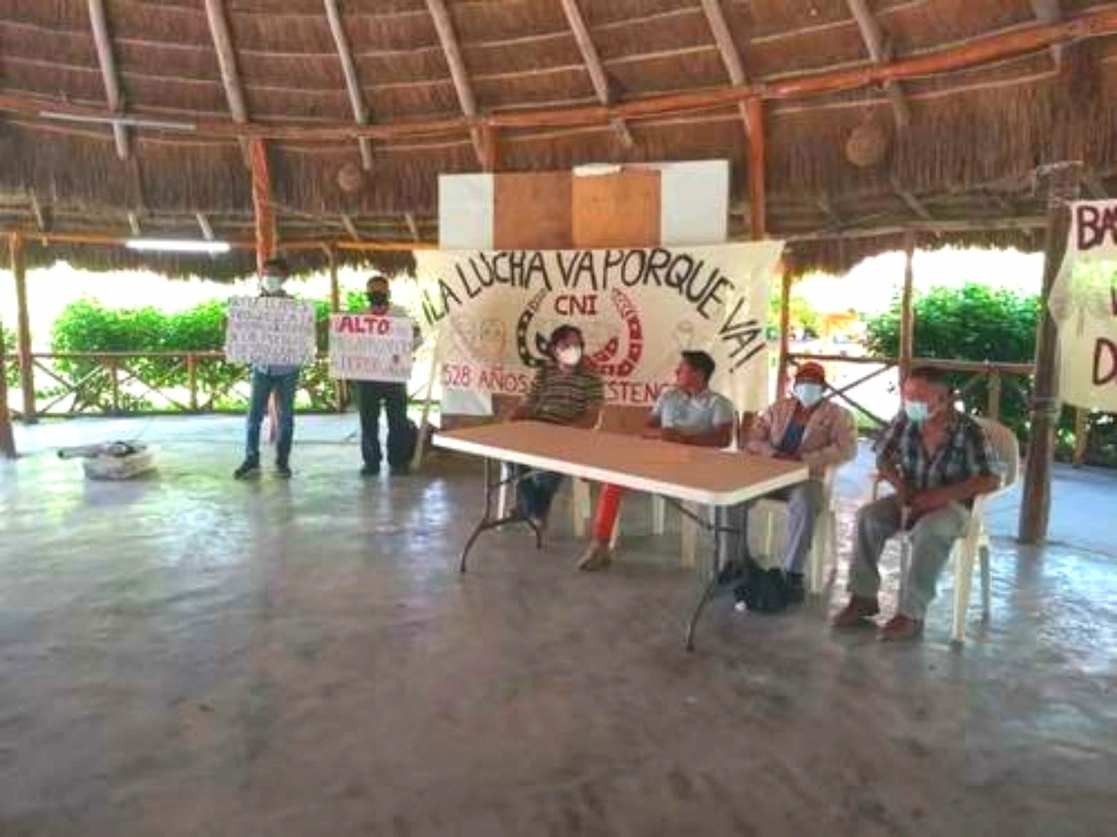 En la comunidad de Xpujil, Campeche, se efectuó ayer la Asamblea Regional en Defensa de la Madre Tierra, con representantes de diversas agrupaciones, entre ellas el Consejo Regional Indígena y Popular, en la que reiteraron su oposición al proyecto del Tren Maya por ser “un negocio sólo para empresarios trasnacionales”. Foto ‘La Jornada’
