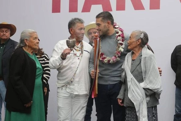 Omar García Harfuch recibió el bastón de mando de los pueblos originarios de Tlalpan. Foto Facebook Omar García