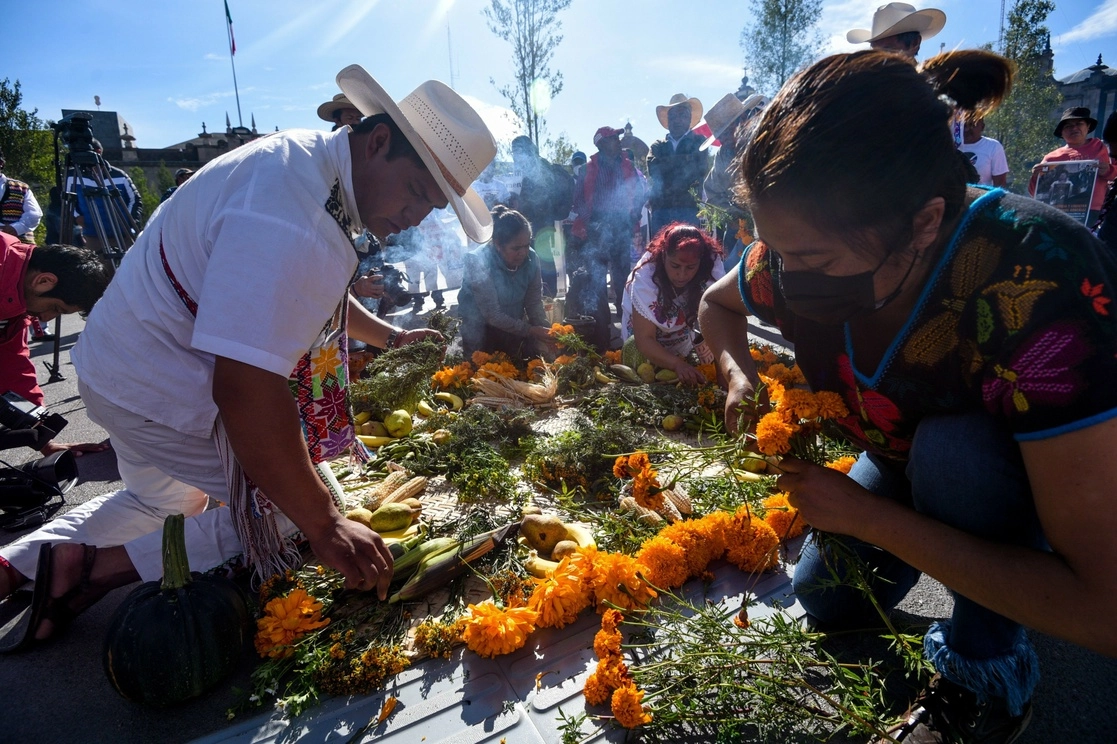 Integrantes de pueblos originarios del estado de México instalaron ayer una ofrenda en la Plaza de los Mártires, en la ciudad Toluca, en el contexto del Día de la Dignidad y la Resistencia Indígena. Foto Cuartoscuro 
