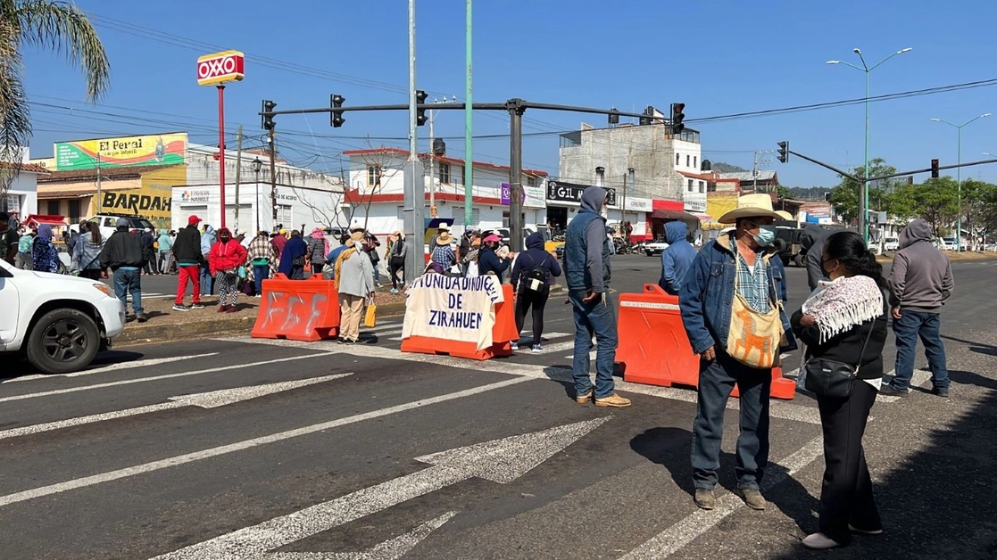 Autoridades comunales que forman parte del Consejo Supremo Indígena de Michoacán bloquearon seis carreteras federales para exigir a autoridades municipales respeten los procesos de autonomía de las comunidades de Jarácuaro, Nuevo Zirosto y San Francisco Peribán, el 27 de mayo de 2022. Foto cortesía CSIM