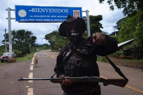 A través de redes sociales Pueblos Unidos justificó su organización al señalar que solo se defienden de las extorsiones del CJNG. Foto tomada de Facebook