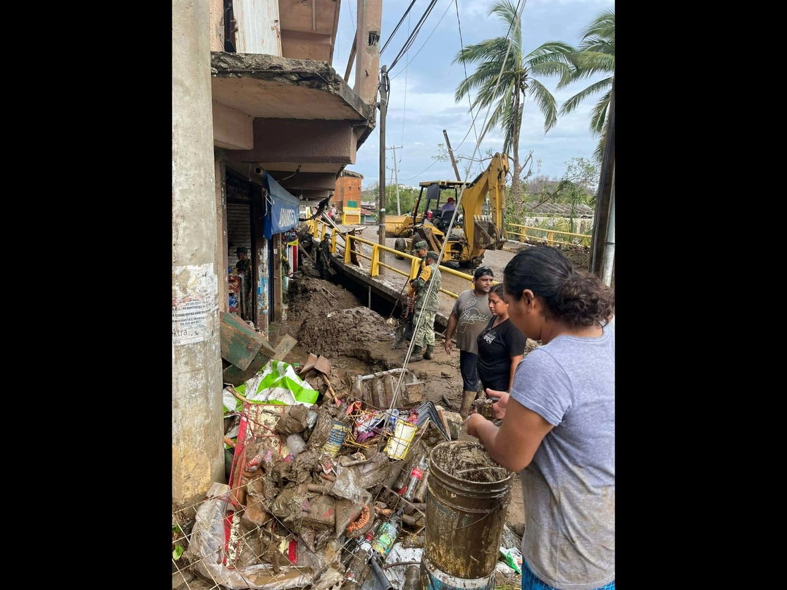 Viviendas destrozadas, carreteras bloqueadas y comunidades aisladas dejó el huracán Agatha. El gobernador Alejandro Murat precisó ayer que son 11 personas fallecidas y siete desaparecidas. Mediante un puente aéreo del Ejército y la Marina se distribuyen más de 8 mil despensas y se aprobó la solicitud de declaratoria de desastre para 25 municipios. La imagen, en Santiago Xanica, en la Sierra Sur. Foto cortesía Oaxaca Vial