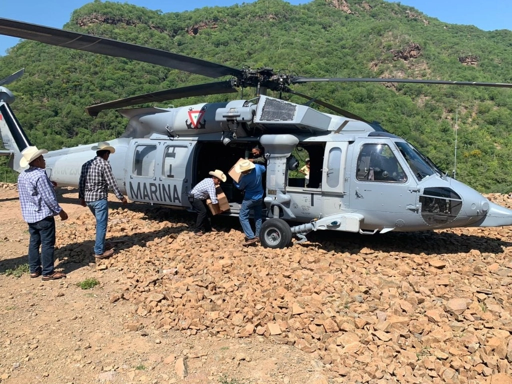 En total se entregarán 300 cajas con productos de la canasta básica, alcohol, vendas y medicamentos, hasta la zona serrana de Bavícora, al sur de Sinaloa. Foto cortesía Semar 