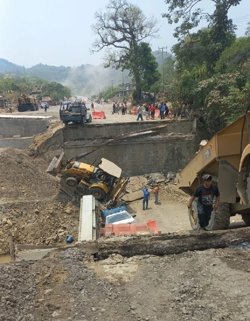 En el municipio de Tamazunchale, el puente colapso luego que una unidad pesada cruzara por la estructura. Foto ‘La Jornada’
  