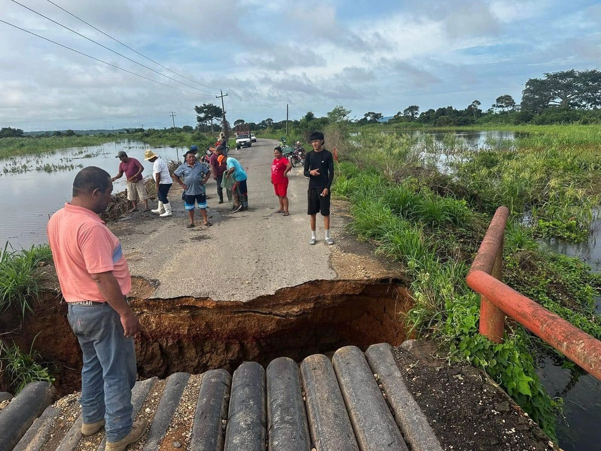 El puente vehicular Corpal en San Lorenzo Tenochtitlán, municipio de Texistepec, Veracruz, cedió ante las fuertes lluvias en la entidad. Foto 
