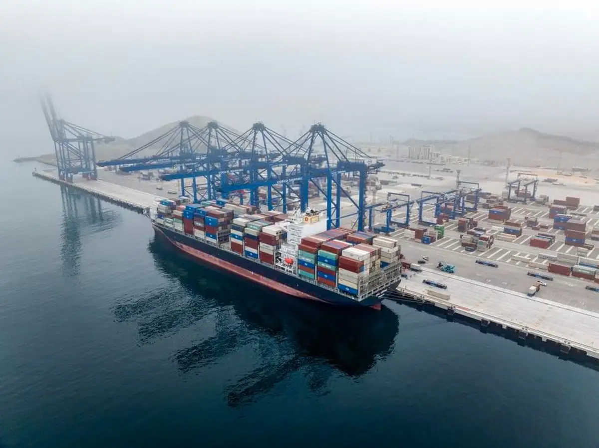 Imagen tomada con un dron el 16 de mayo de 2025 de un buque portacontenedores en el megapuerto de Chancay, en Chancay, Perú.