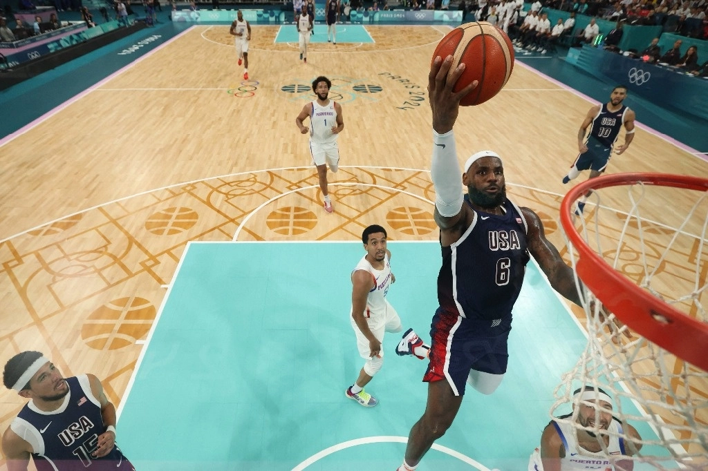 Lebron James anotó 10 puntos en el duelo de grupos ante Puerto Rico, en el torneo olímpico de basquetbol. Foto Afp   