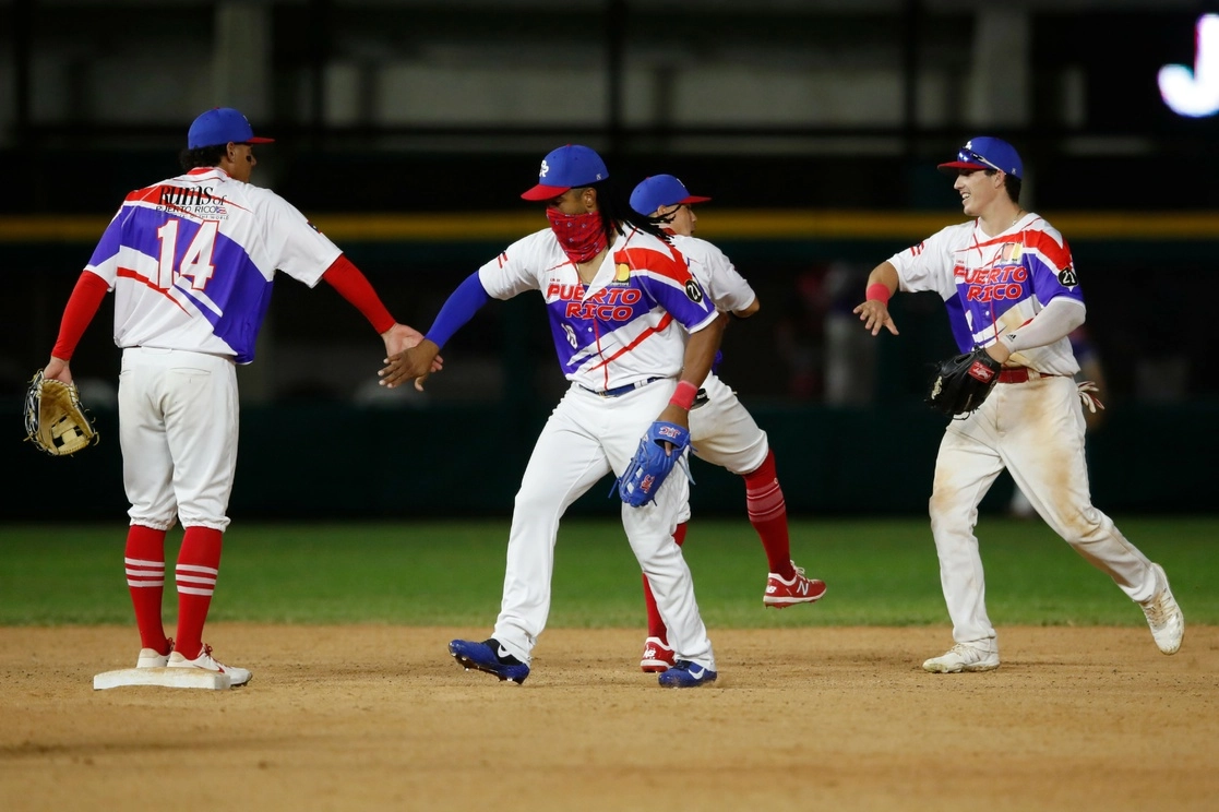 Los jugadores de Puerto Rico celebran después de derrotar a Venezuela 3-0 en la Serie del Caribe que se desarrolla en el estadio Teodoro Mariscal de Mazatlán. Foto Ap