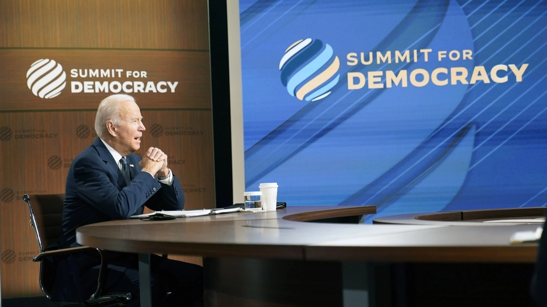 El presidente estadunidense, Joe Biden, ayer en la Cumbre por la Democracia que reunió de manera virtual a más de 110 representantes de gobiernos y de la sociedad civil. Foto Ap