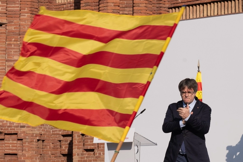 El ex presidente catalán confirmó a través de las redes sociales que está fuera de España, donde corría el riesgo de ser detenido por una orden judicial en su contra por el delito de malversación de caudales públicos. Foto Europa Press / Archivo