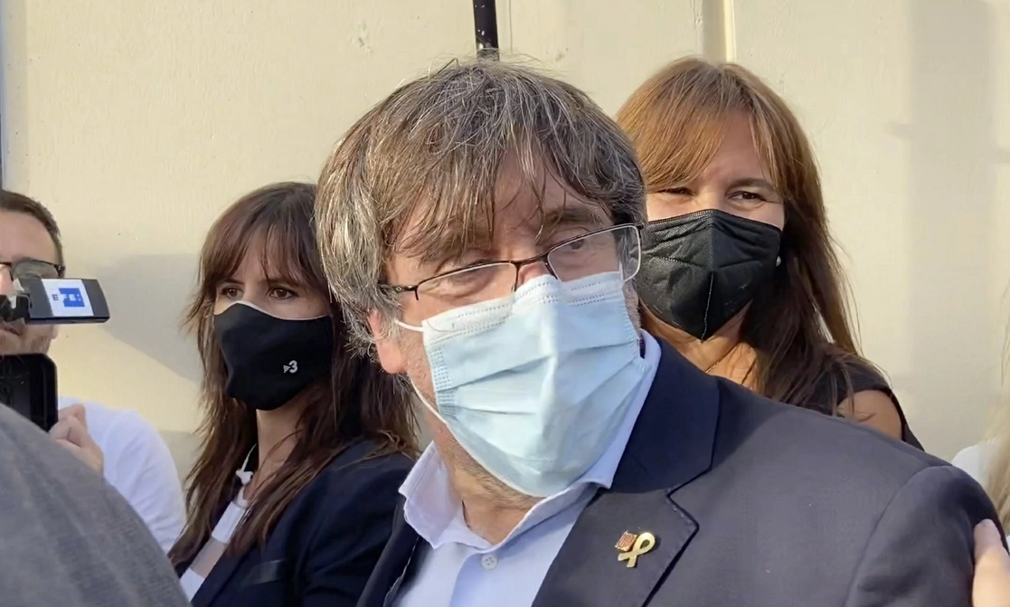 El líder independentista y ex presidente catalán Carles Puigdemont, liberado este viernes de la prisión de Cerdeña, Italia, tras haber sido detenido el jueves, podrá salir del país pero deberá comparecer ante los jueces el 4 de octubre. Foto Ap