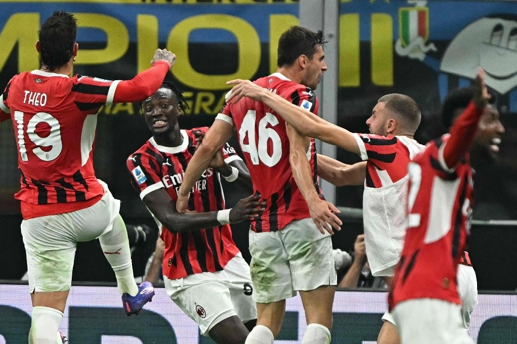 El defensa italiano #46 del AC Milan, Matteo Gabbia, celebra el segundo gol de su equipo durante el partido de futbol de la Serie A italiana entre el Inter y el AC Milan en el estadio San Siro en Milán, el 22 de septiembre de 2024. Foto Afp