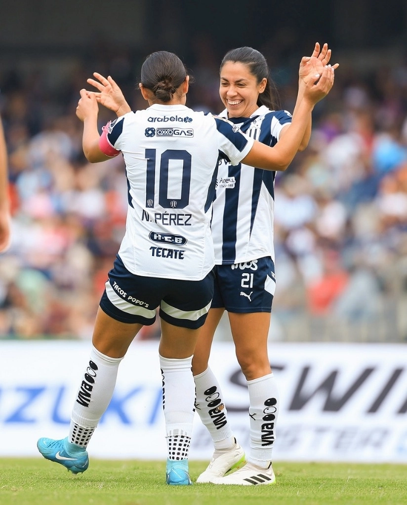 Con goles de Karol Bernal y  Lourdes Martínez, Rayadas de Monterrey derrotaron a Pumas en la cancha del estadio Olímpico Universitario. Foto Tomada de X   @Rayadas