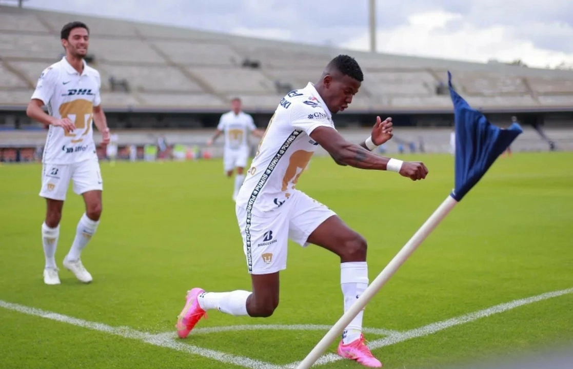 El delantero Washington Corozo marcó el primer tanto de los felinos, que levantó el ánimo del equipo universitario. Foto Jam Media