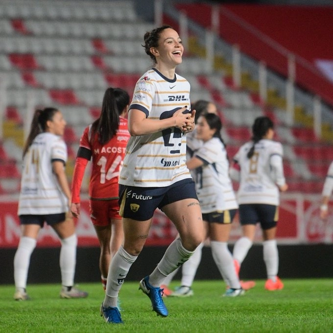 Los incesantes ataques de las felinas no cesaron y cerca de finalizar la primera mitad, Karen Becerril puso en ventaja a su equipo. Foto @PumasMXFemenil