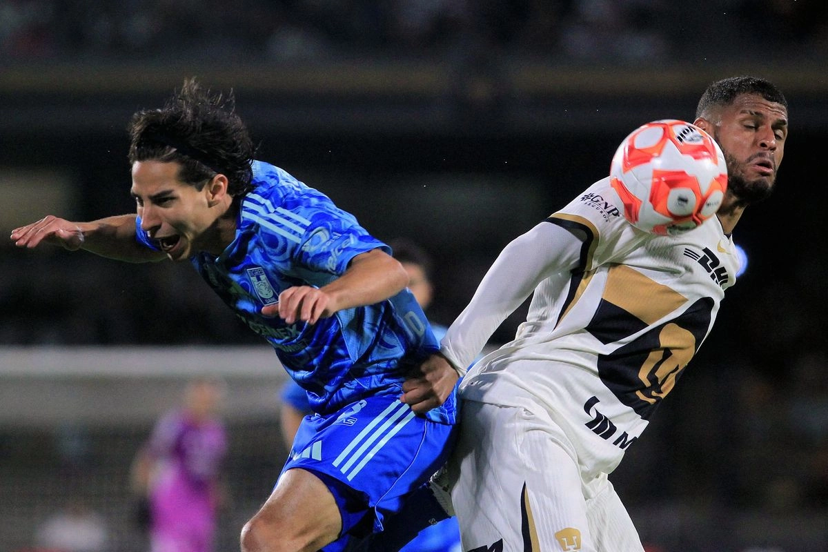 Los mediocampistas Diego Lainez de Tigres y el colombiano José Caicedo de Pumas luchan por el balón durante el partido de fútbol del torneo Apertura de la Liga MX entre Pumas y Tigres en el Estadio Olímpico Universitario en la Ciudad de México el 20 de septiembre de 2025. Foto