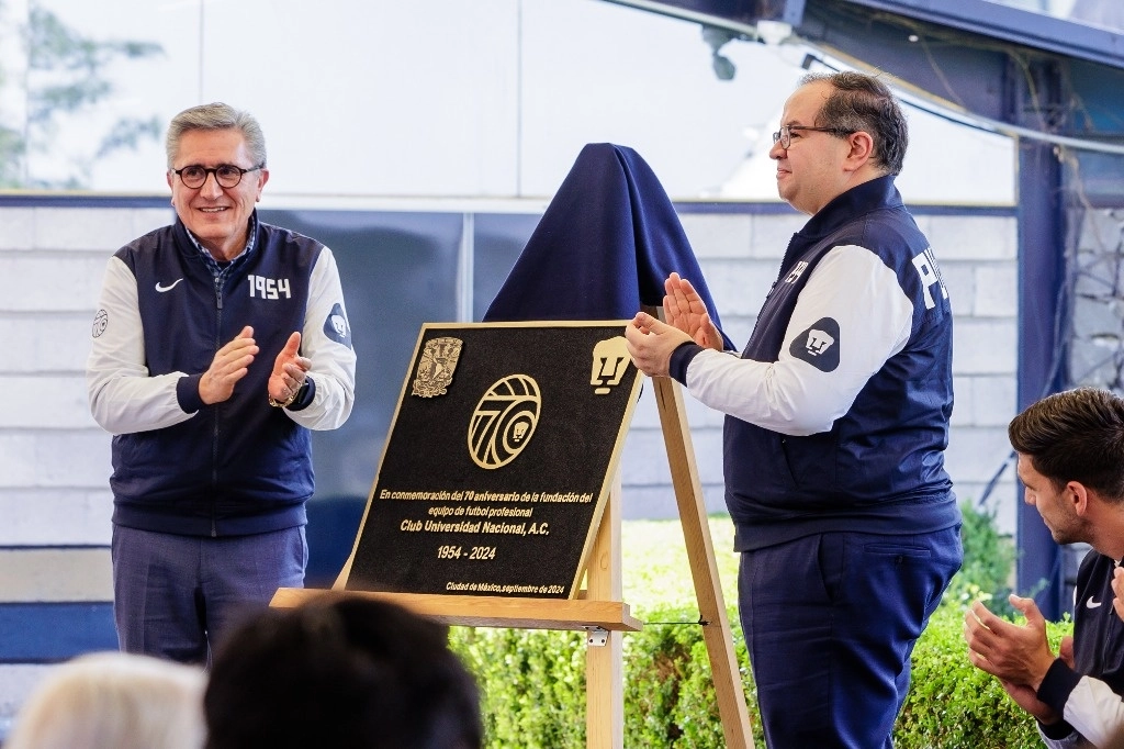 El Rector de la UNAM, Leonardo Lomelí (der) y el presidente del Club Universidad Nacional, Luis Raúl González (izq) durante la develación de la placa conmemorativa. Foto tomada de la cuenta de X @PumasMX
