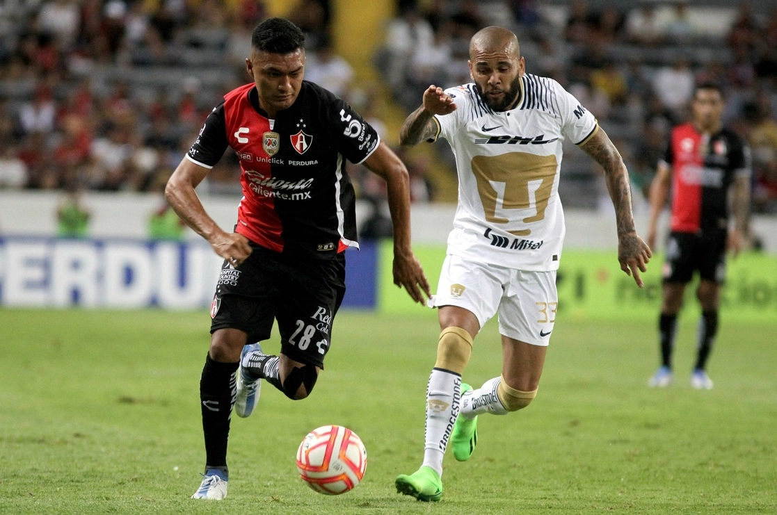 Una de las jugadas de Pumas -Atlas. Foto Afp