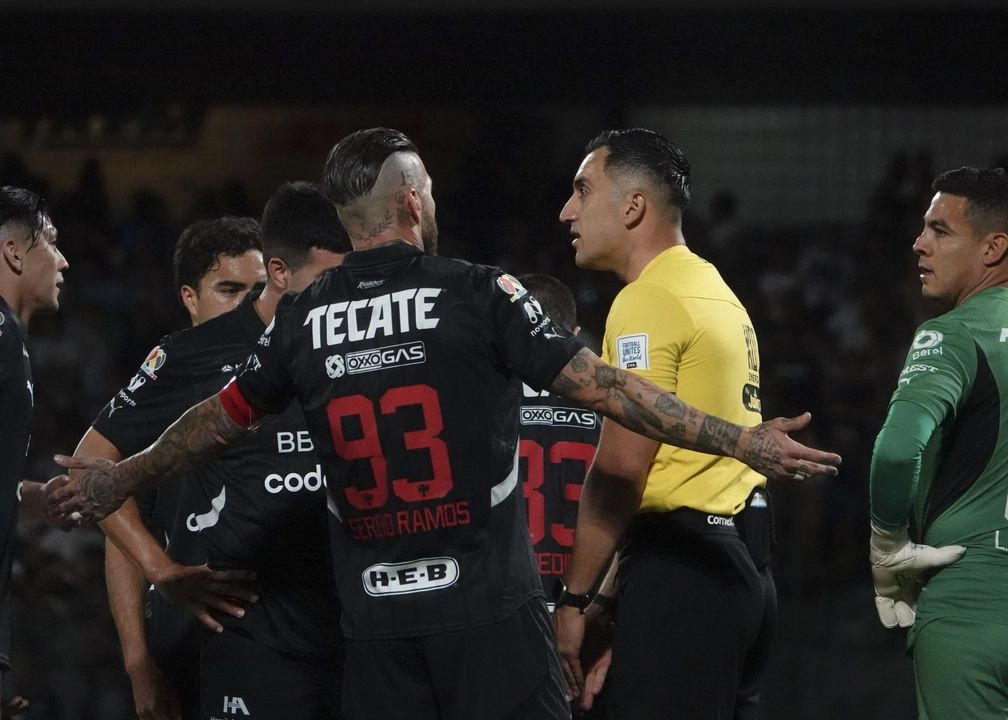 Sergio Ramos, Defensa de los Rayados de Monterrey durante su expulsión del partido de la Jornada 12. Foto 
