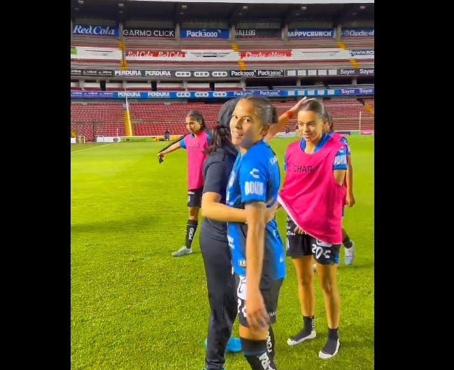 Ya una vez recuperado el ritmo, Aerial Chavarin descontó al 45+4 para que el duelo cerrara con dramatismo. Foto @GallosFemenil