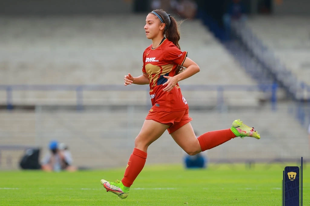 Nelly Alemán ingresa a la cancha en el duelo ante Pachuca de la fecha 9 del C22 de la Liga MX Femenil. Foto tomada de la cuenta de Twitter @PumasMXFemenil