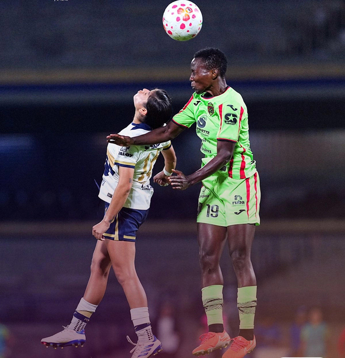 Una de las jugadas del encuentro deportivo entre Pumas femenil y Juárez femenil. Foto