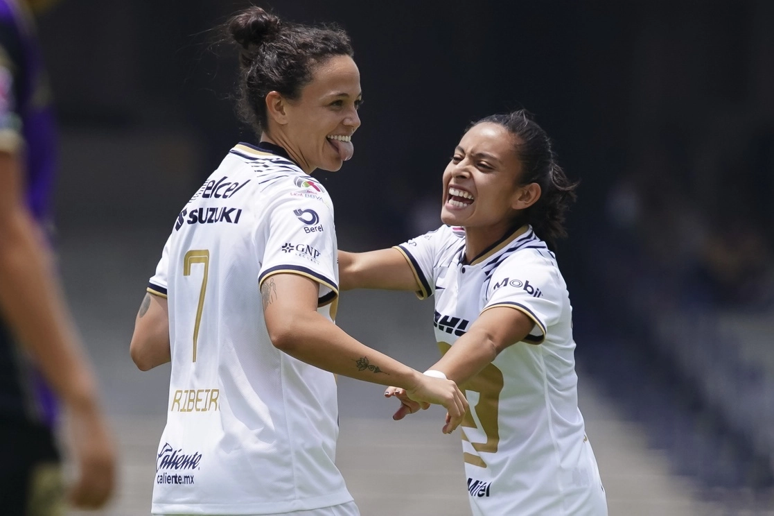 Stephanie Ribeiro (izquierda) anotó ante Mazatán el primer gol de Pumas en el torneo Apertura 2022. Foto tomada de la cuenta de Twitter @PumasMXFemenil 