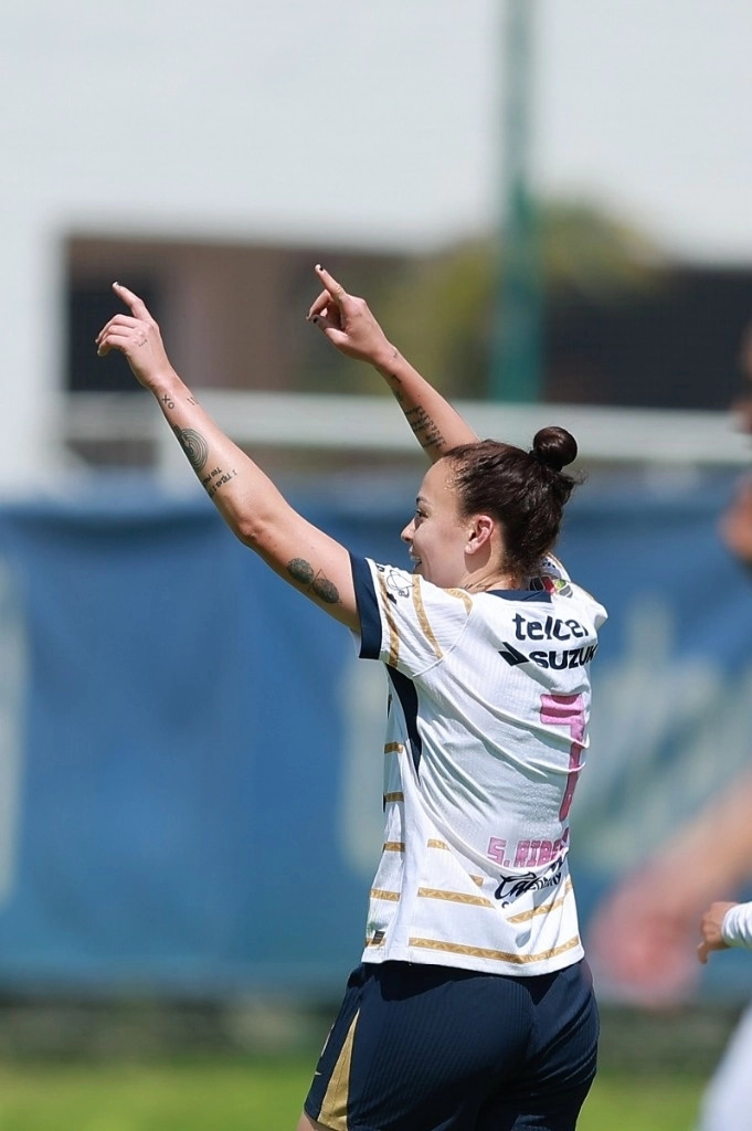 Stephanie Ribeiro anotó en tres ocasiones durante el primer tiempo del juego de la fecha 16  del Apertura 2024 ante Cruz Azul. Foto Tomada de X @PumasMXFemenil