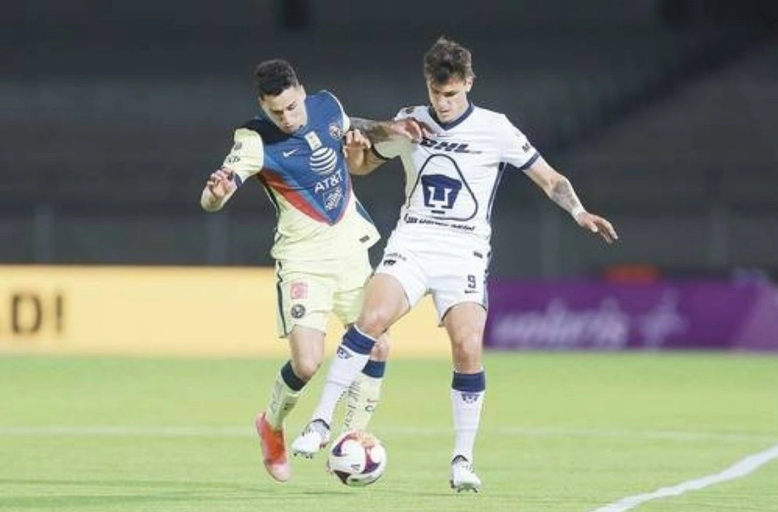 Jorge Sánchez (a la izquierda), del América, y Juan Dinenno, anoche, en el estadio Olímpico Universitario, donde el repechaje quedó definido. Foto Jam Media