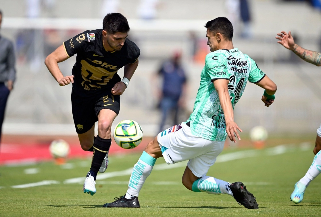 Pumas de la UNAM y los Esmeraldas de León se enfrentaron en la cancha del Olímpico Universitario, en la fecha tres del C23. Foto Afp 