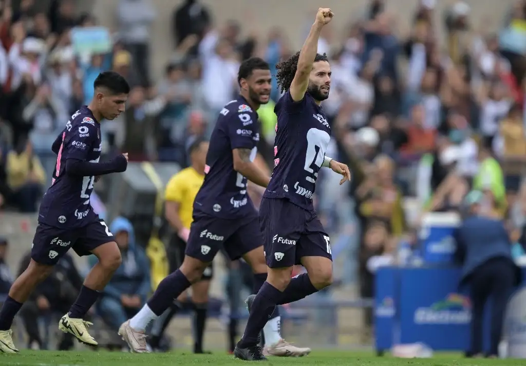 El delantero de Pumas, César Huerta (der.), celebra con sus compañeros después de anotar el primer gol de su equipo durante el partido de fútbol del torneo Apertura de la Liga MX entre Pumas y Atlético San Luis en el estadio Olímpico de la Ciudad de México, el 20 de octubre de 2024. Foto Afp