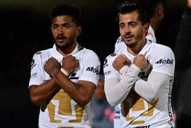 Los jugadores de Pumas, José Rogério de Oliveira (izq) y Alan Mozo (der) festejan una anotación durante el encuentro. Foto Afp