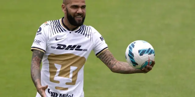 Dani Alves con la casaca de los Pumas en imagen de archivo. Foto