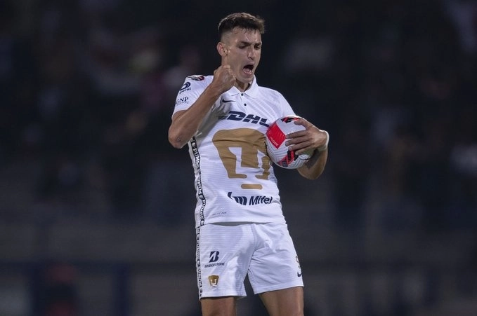 El delantero de Pumas, Juan Ignacio Dinenno festeja una de sus anotaciones durante el encuentro. Foto tomada de la cuenta de Twitter @TheChampions