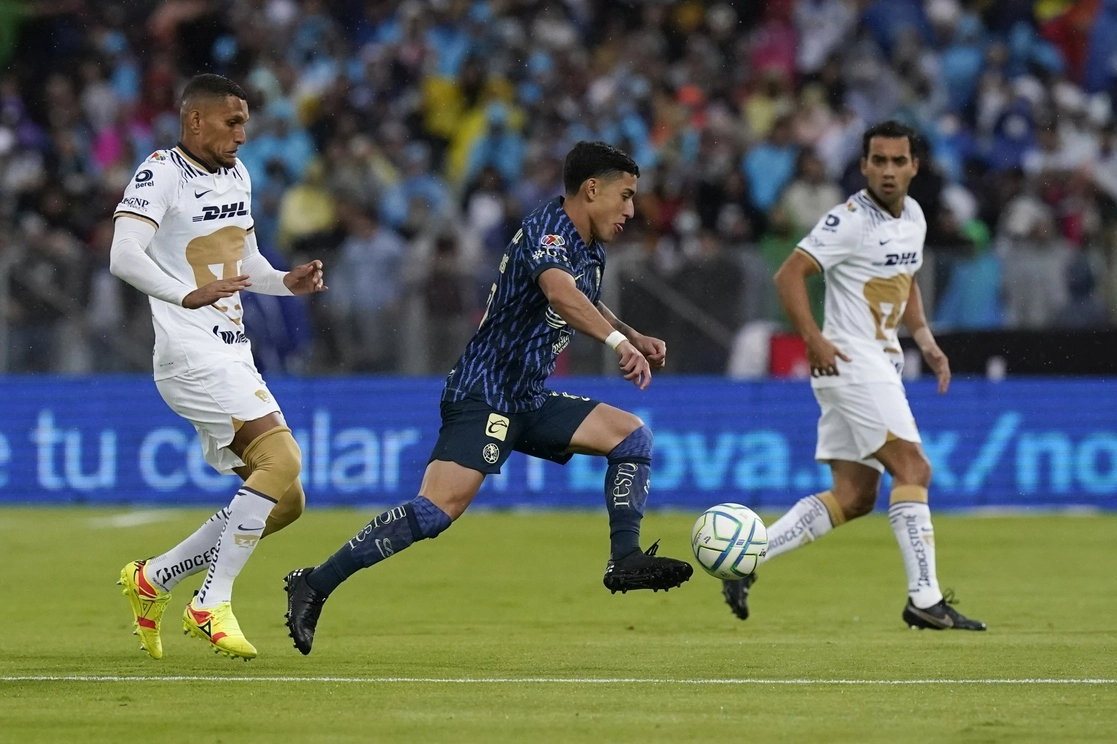 Alejandro Zendejas cerró la victoria para las Águilas, que se impusieron 3-0 en el estadio de Ciudad Universitaria. Foto Ap