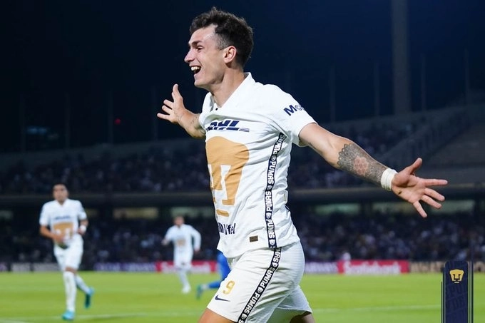 El delantero de Pumas, Juan Ignacio Dinenno festeja una de sus anotaciones durante el encuentro. Foto tomada de la cuenta de Twitter @PumasMX 