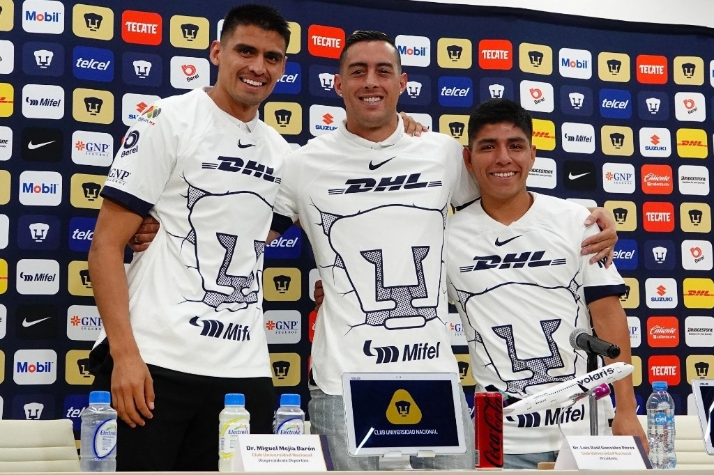 Rogelio Funes Mori (centro), Guillermo Martínez (izquierda) y Piero Quispe, refuerzos de los Pumas de la UNAM, el 10 de noviembre de 2024. Foto Cuartoscuro