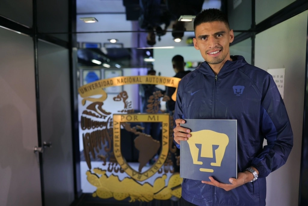 El delantero Guillermo Martínez tras firmar su contrato con Pumas de la UNAM. Foto tomada de la cuenta de X @PumasMX