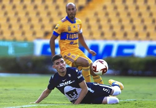 Alejandro Mayorga y el local Guido Pizarro (detrás), durante el partido de la fecha seis celebrado en Monterrey. Foto Jam Media