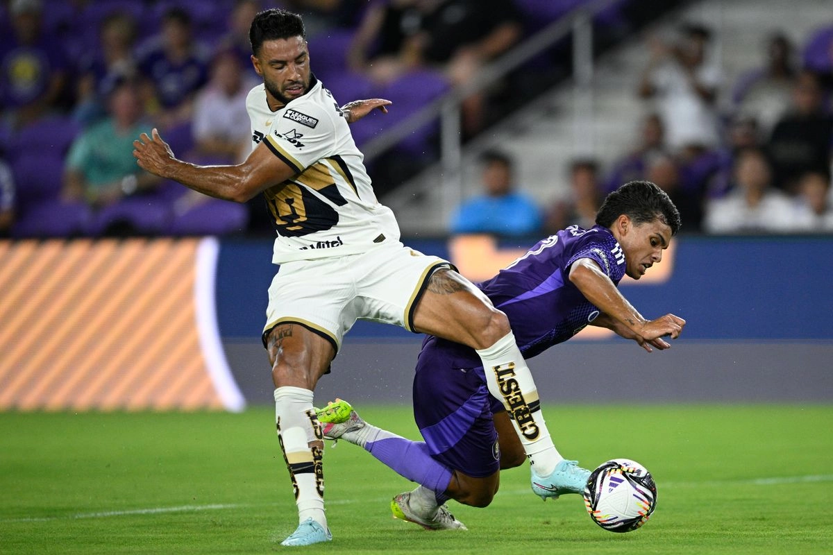 Nathan Silva, de Pumas UNAM (izquierda), y Ramiro Enrique, de Orlando City, compiten por el balón durante la primera mitad de un partido de la Leagues Cup, el miércoles 30 de julio de 2025, en Orlando, Florida. Foto