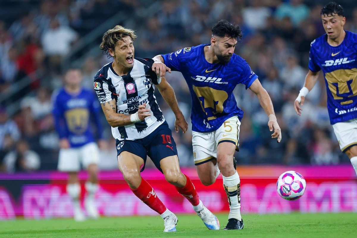 Una de las jugadas del encuentro deportivo. Foto