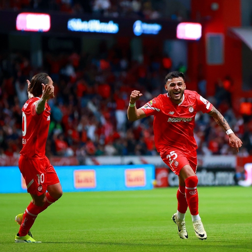 Alexis Vega abrió el marcador a favor de los Diablos en el estadio Nemesio Diez. Foto @Liga BBVA Mx