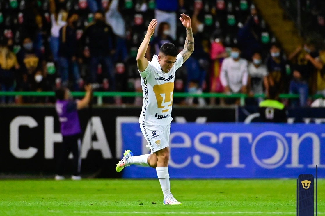 El jugador de Pumas, Marco García festeja su anotación durante el encuentro. Foto tomada de la cuenta de Twitter @PumasMX 