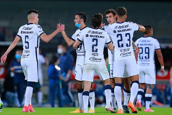 Jugadores de Pumas festejan junto Juan Ignacio Dinenno su anotación. Foto Jam Media