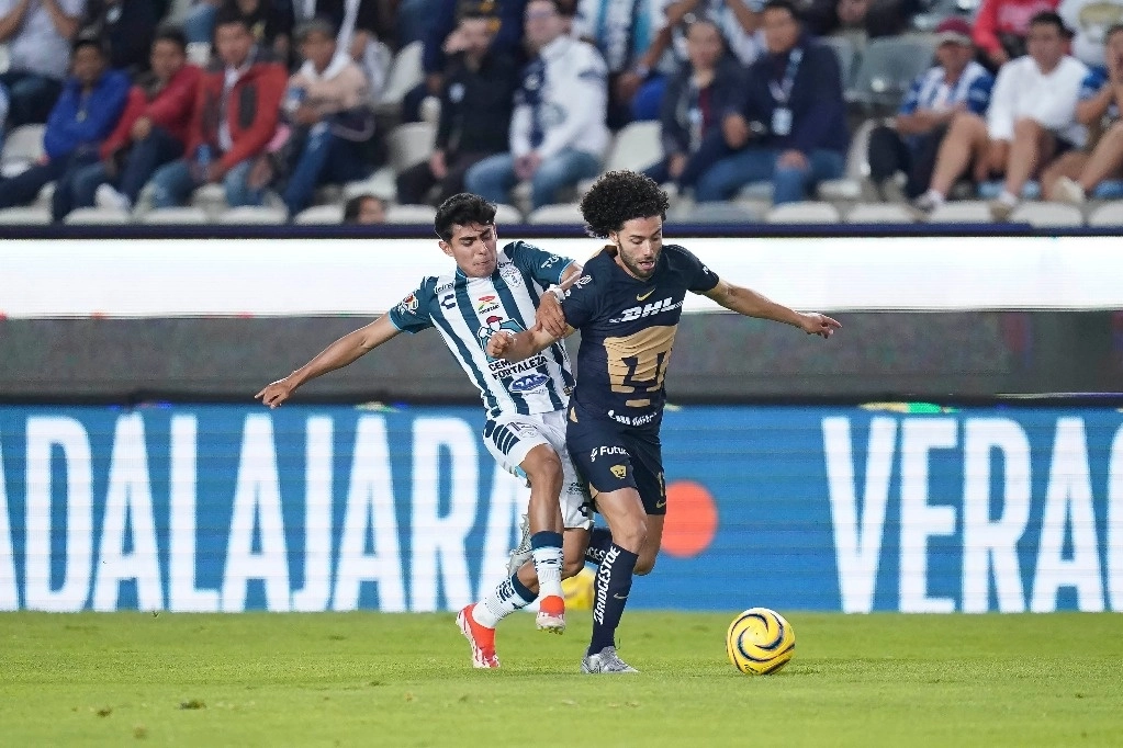 En un duelo salpicado por la polémica arbitral, Pumas consiguió en el play-in su boleto a la liguilla en penales al superar por 5-3 a Pachuca. Foto tomada de X @PumasMX.