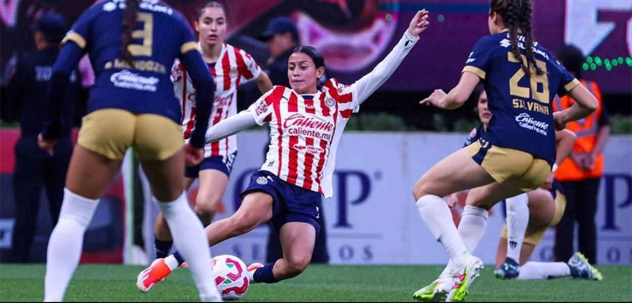 Una de las jugadas del encuentro deportivo entre Chivas y Pumas femenil en la jornada 17 del Torneo Clausura 2025. Foto